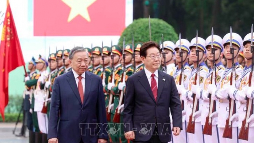 Vietnam’s top leader hosts welcome ceremony for RoK President